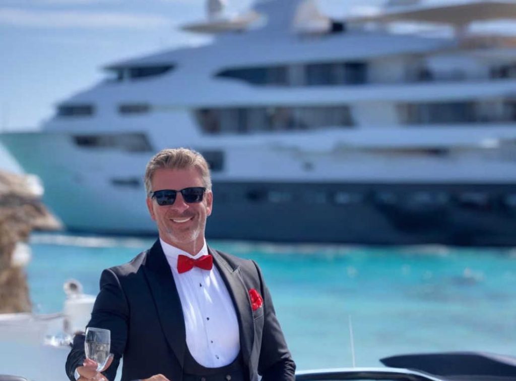 Immobilen Butler vor seiner Luxusyacht